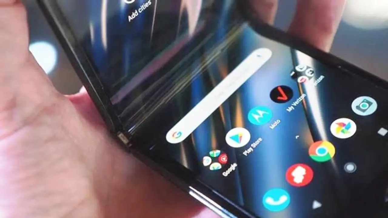 శామ‌సంగ్‌కు పోటీ: సరికొత్తగా విపణిలోకి మోటో ఫోల్డబుల్ ఫోన్