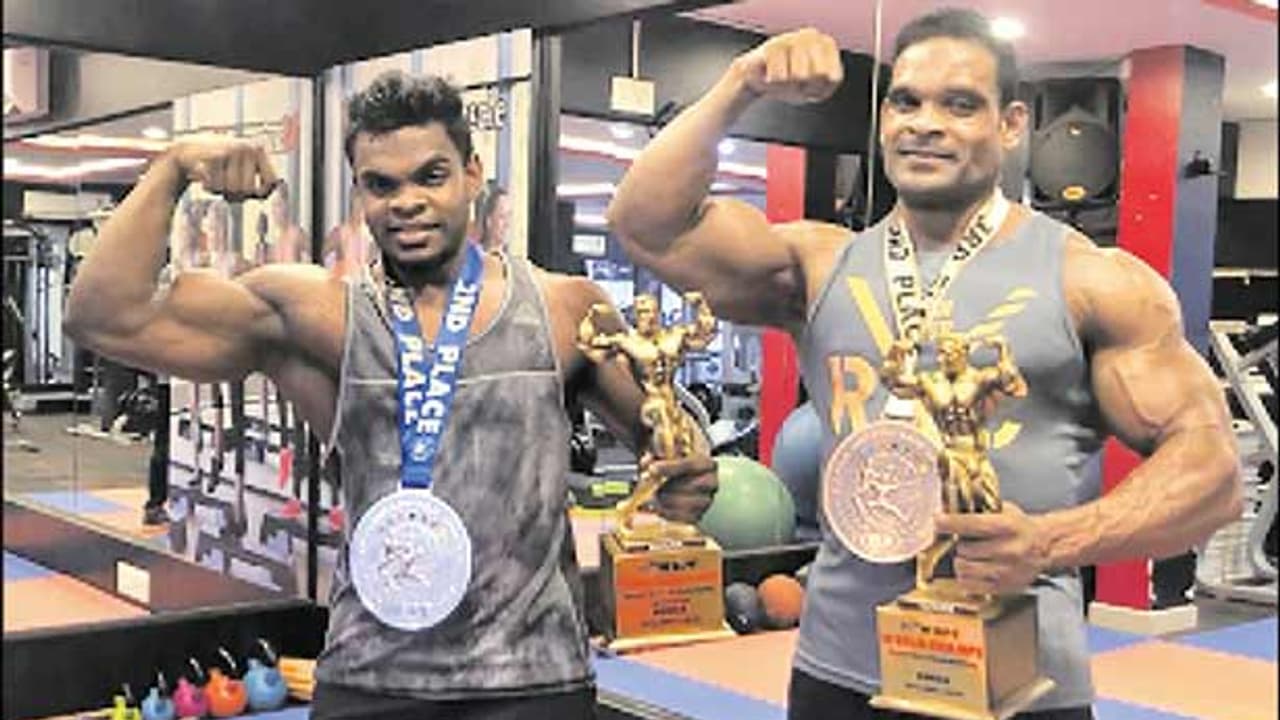 ஆணழகன் போட்டியில் அசத்திய தந்தை மகன்..! பதக்கத்தோடு சென்னை திரும்பிய சுவாரசியம்..! ஆணழகன் போட்டியில் அசத்திய தந்தை மகன்..! பதக்கத்தோடு சென்னை திரும்பிய சுவாரசியம்..!