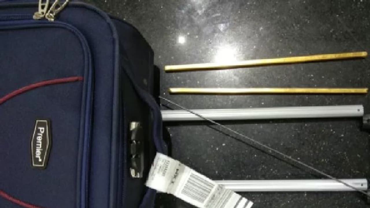 42 லட்சம் மதிப்புள்ள தங்கம்..!! சிங்கப்பூரில் இருந்து கடத்தி வந்தபோது அமுக்கியது சுங்கத்துறை..!! 42 லட்சம் மதிப்புள்ள தங்கம்..!! சிங்கப்பூரில் இருந்து கடத்தி வந்தபோது அமுக்கியது சுங்கத்துறை..!!