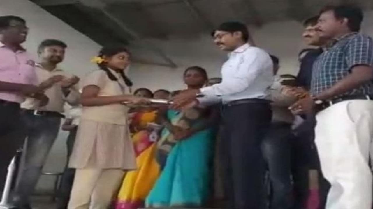 பிளாஸ்டிக் பொருட்களை கொடுத்தால் விதவிதமான பரிசுகள்..! மாவட்ட ஆட்சியரின் அதிரடி திட்டம்..!