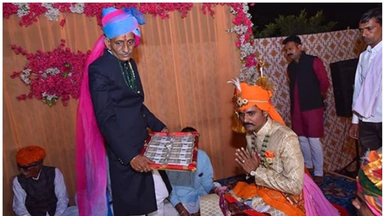 സ്ത്രീധനമായി 11 ലക്ഷം നൽകി; പതിനൊന്ന് രൂപയും തേങ്ങയും മതിയെന്ന് സൈനികൻ സ്ത്രീധനമായി 11 ലക്ഷം നൽകി; പതിനൊന്ന് രൂപയും തേങ്ങയും മതിയെന്ന് സൈനികൻ