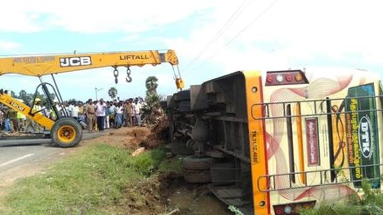 தாறுமாறாக சென்று தலைகுப்புற கவிழ்ந்த தனியார் பேருந்து..! அதிர்ஷ்டவசமாக உயிர் தப்பிய 30 பயணிகள்..! தாறுமாறாக சென்று தலைகுப்புற கவிழ்ந்த தனியார் பேருந்து..! அதிர்ஷ்டவசமாக உயிர் தப்பிய 30 பயணிகள்..!