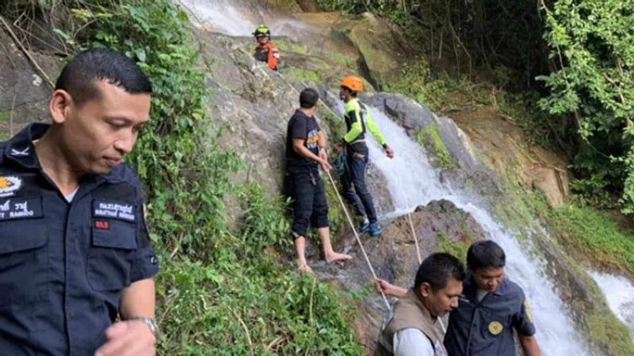 വെള്ളച്ചാട്ടത്തിന്റെ പശ്ചാത്തലത്തില് സെല്ഫി; കാൽവഴുതി വെള്ളത്തിൽ വീണ യുവാവിന് ദാരുണാന്ത്യം വെള്ളച്ചാട്ടത്തിന്റെ പശ്ചാത്തലത്തില് സെല്ഫി; കാൽവഴുതി വെള്ളത്തിൽ വീണ യുവാവിന് ദാരുണാന്ത്യം