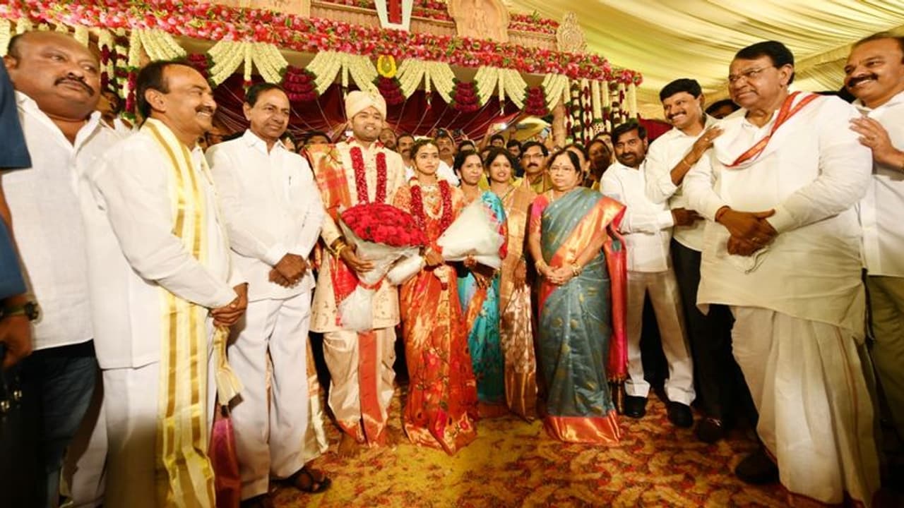 మంత్రి ఈటల రాజేందర్ కుమార్తె వివాహానికి హాజరైన సీఎం కేసీఆర్ మంత్రి ఈటల రాజేందర్ కుమార్తె వివాహానికి హాజరైన సీఎం కేసీఆర్