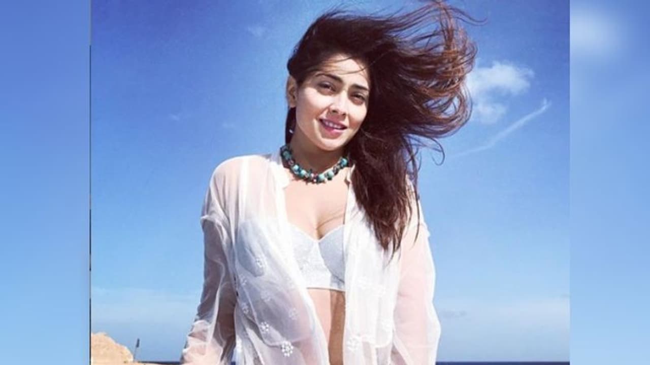 শরীরী ভাঁজে সুইমিং পুলে জলকেলিতে মত্ত এই নায়িকা, মুহূর্তে ভাইরাল ভিডিও শরীরী ভাঁজে সুইমিং পুলে জলকেলিতে মত্ত এই নায়িকা, মুহূর্তে ভাইরাল ভিডিও