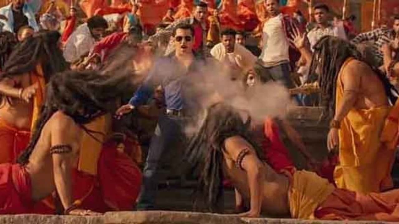 சாமியார்களுடன் குத்தாட்டம்... சோசியல் மீடியாவில் வைரலாகும் சல்மான் கான் வீடியோ...! சாமியார்களுடன் குத்தாட்டம்... சோசியல் மீடியாவில் வைரலாகும் சல்மான் கான் வீடியோ...!