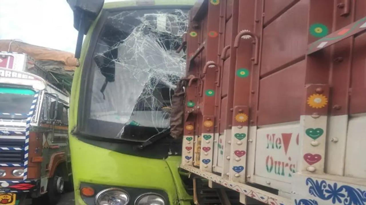 కరీంనగర్ లో ఘోర రోడ్డు ప్రమాదం... మూడు లారీలు, ఓ బస్సు ఢీ కరీంనగర్ లో ఘోర రోడ్డు ప్రమాదం... మూడు లారీలు, ఓ బస్సు ఢీ