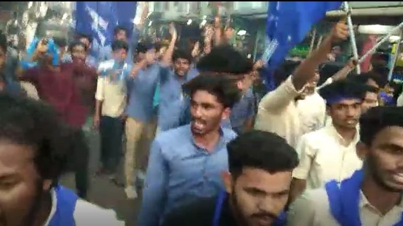 'പച്ചക്കൊടിയും തേങ്ങാപ്പൂളും എംഎസ്എഫിന് പൊന്നാണെങ്കിൽ കെഎസ്യുവിന് പുല്ലാണേ' 'പച്ചക്കൊടിയും തേങ്ങാപ്പൂളും എംഎസ്എഫിന് പൊന്നാണെങ്കിൽ കെഎസ്യുവിന് പുല്ലാണേ'