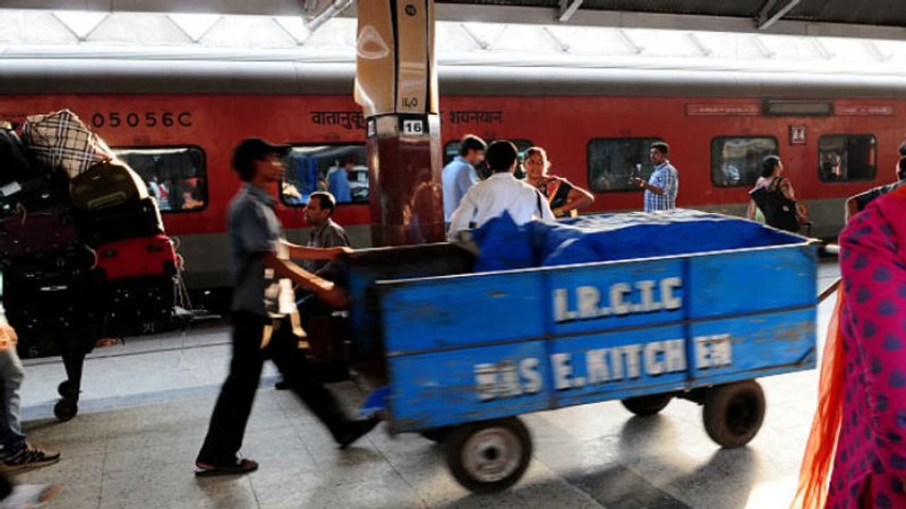 চা খেলেই খসাতে হবে ১৫ টাকা, দুরন্ত রাজধানীতে লাফিয়ে বাড়ল খাবারের দাম চা খেলেই খসাতে হবে ১৫ টাকা, দুরন্ত রাজধানীতে লাফিয়ে বাড়ল খাবারের দাম