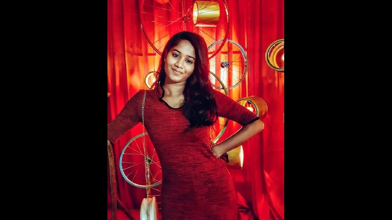 டீச்சர்... நீங்க கலக்குங்க...! சமூக வலைதளங்களில் வைரலாகும் புகைப்படங்கள்! ரசிகர்களின் வாழ்த்து மழையில் 'தளபதி 64' நடிகை! டீச்சர்... நீங்க கலக்குங்க...! சமூக வலைதளங்களில் வைரலாகும் புகைப்படங்கள்! ரசிகர்களின் வாழ்த்து மழையில் 'தளபதி 64' நடிகை!