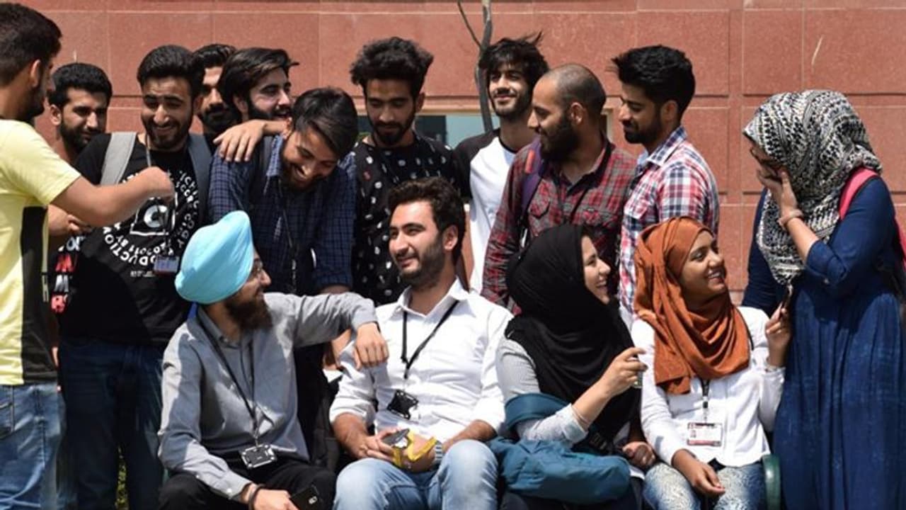 स्कॉलरशिप से हो रहा फायदा, दूसरे राज्यों में एडमिशन लेने वाले जम्मू कश्मीर के छात्रों की संख्या 74 % बढ़ी स्कॉलरशिप से हो रहा फायदा, दूसरे राज्यों में एडमिशन लेने वाले जम्मू कश्मीर के छात्रों की संख्या 74 % बढ़ी