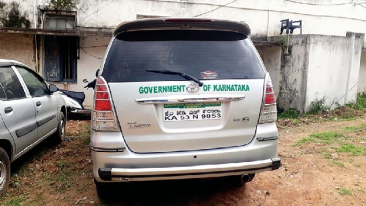 ಅಸಲಿ ಕೆಎಎಸ್ ಅಧಿಕಾರಿಗೆ ಸಿಕ್ಕಿಬಿದ್ದ ನಕಲಿ ಐಎಎಸ್! ಅಸಲಿ ಕೆಎಎಸ್ ಅಧಿಕಾರಿಗೆ ಸಿಕ್ಕಿಬಿದ್ದ ನಕಲಿ ಐಎಎಸ್!