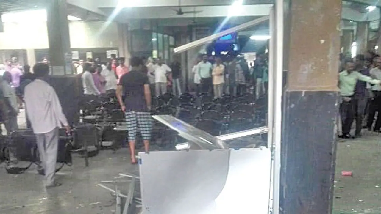 ಬಿದ್ದ ಕುದುರೆ : ರೇಸ್‌ ಕೋರ್ಸಲ್ಲಿ ಬಾಜಿದಾರರ ದಾಂಧಲೆ