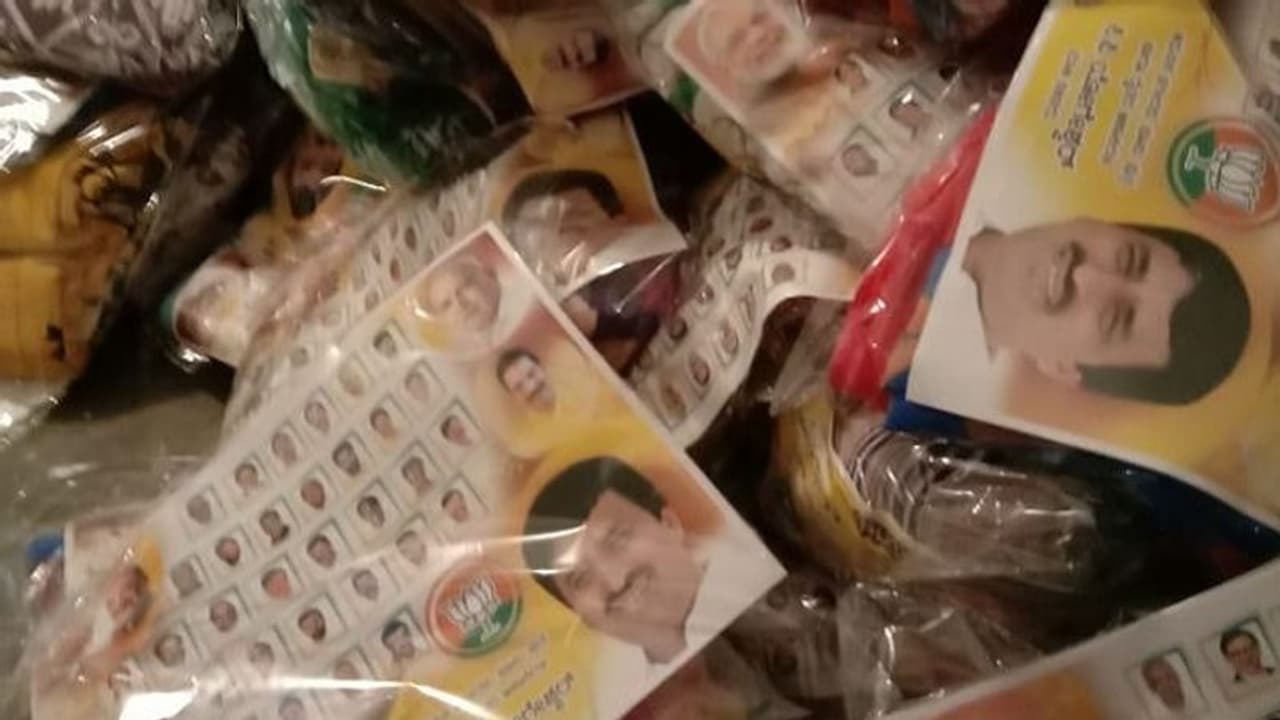 ಹುಣಸೂರು: ಸಿ. ಪಿ. ಯೋಗೇಶ್ವರ್ ಭಾವಚಿತ್ರವುಳ್ಳ 30 ಸಾವಿರ ಸೀರೆ ವಶ