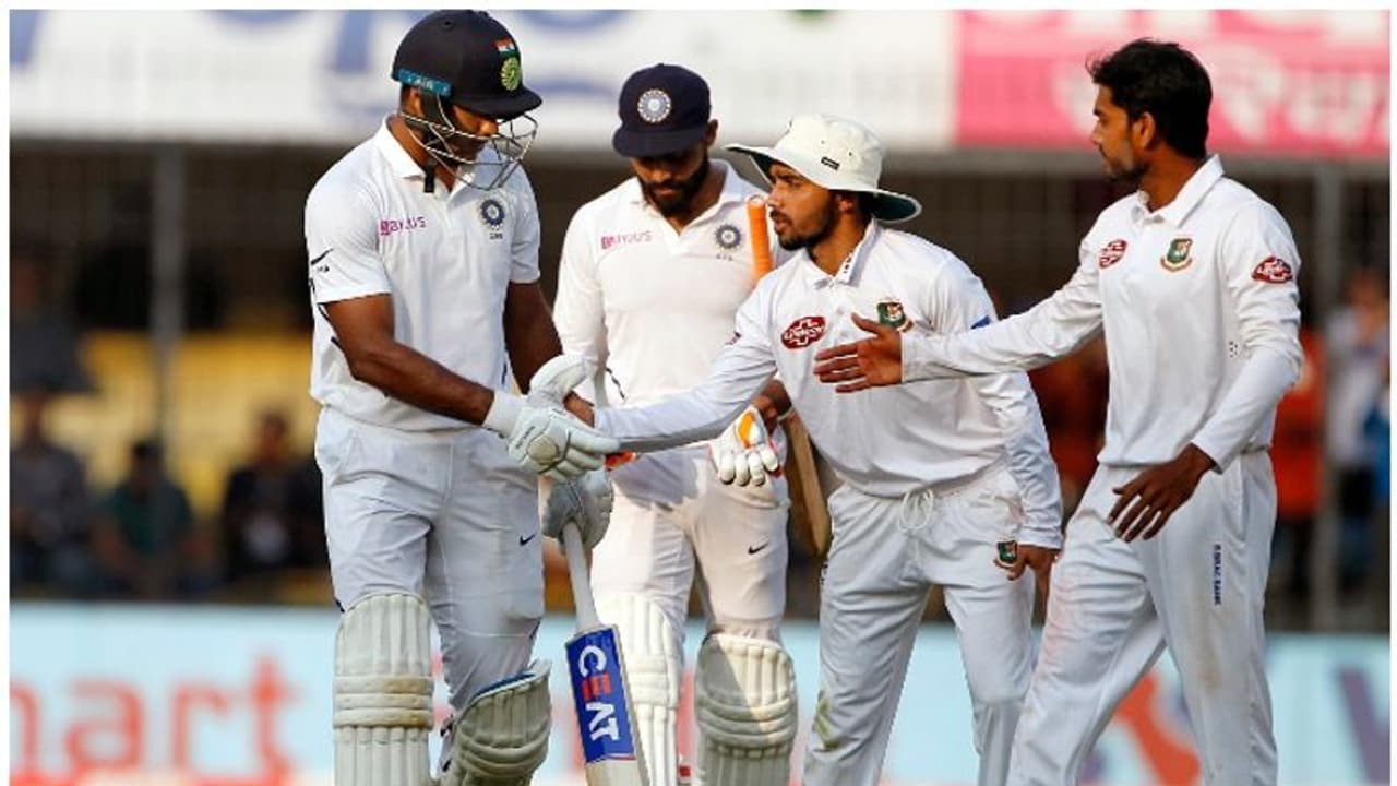 കൂറ്റന് ലീഡുമായി ഡിക്ലയര് ചെയ്ത് ഇന്ത്യ; ഇന്നിംഗ്സ് തോല്വി ഒഴിവാക്കാന് ബംഗ്ലാദേശ് കൂറ്റന് ലീഡുമായി ഡിക്ലയര് ചെയ്ത് ഇന്ത്യ; ഇന്നിംഗ്സ് തോല്വി ഒഴിവാക്കാന് ബംഗ്ലാദേശ്