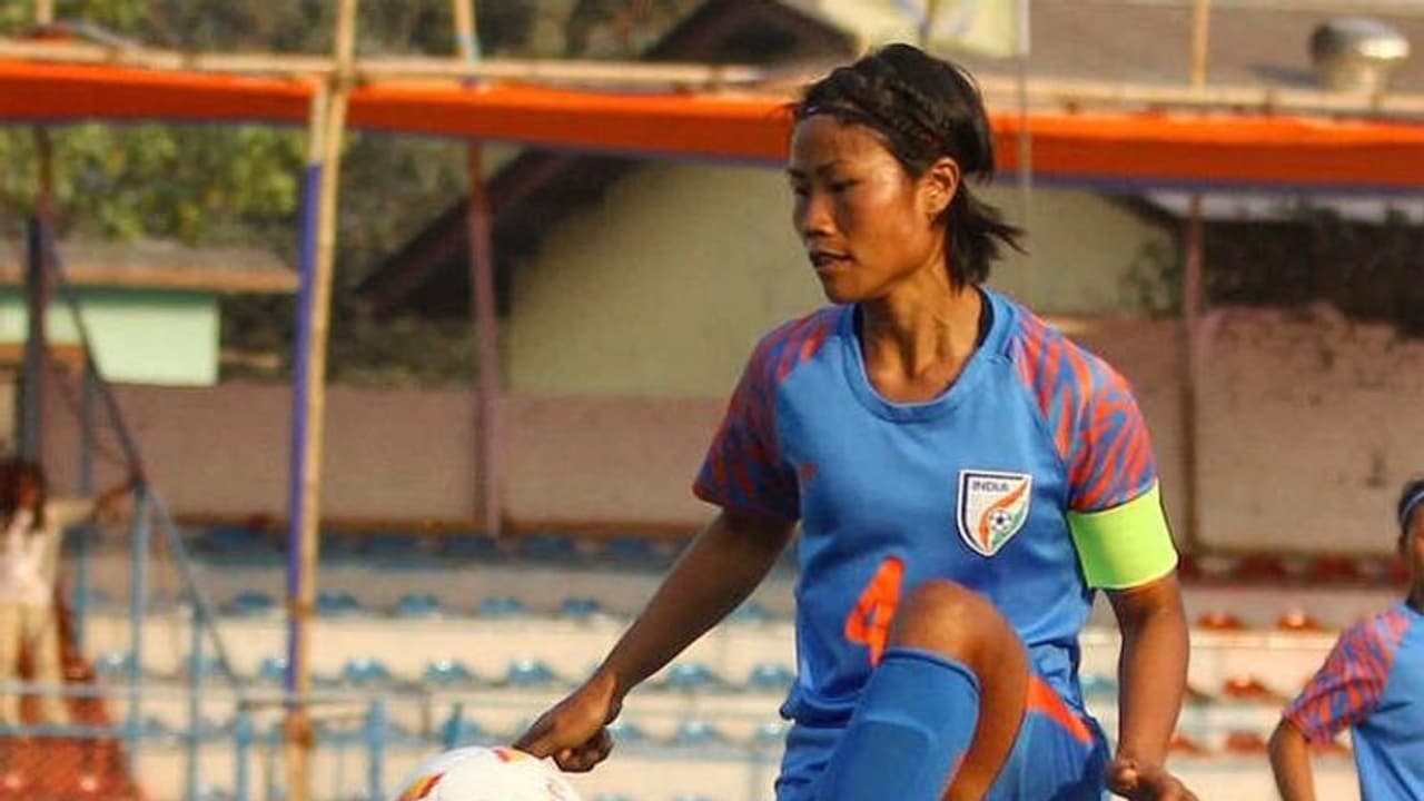 ಫುಟ್ಬಾಲ್: ಆಶಾಲತಾ ವರ್ಷದ ಆಟಗಾರ್ತಿ? ಫುಟ್ಬಾಲ್: ಆಶಾಲತಾ ವರ್ಷದ ಆಟಗಾರ್ತಿ?