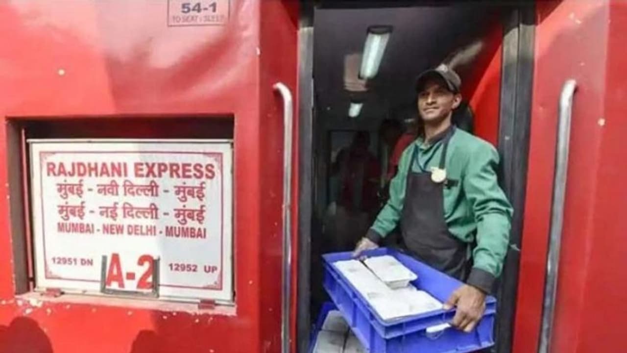 ರಾಜಧಾನಿ, ಶತಾಬ್ದಿ, ತುರಂತ್ ರೈಲುಗಳಲ್ಲಿನ ತಿಂಡಿ, ಊಟದ ದರ ಹೆಚ್ಚಳ! ರಾಜಧಾನಿ, ಶತಾಬ್ದಿ, ತುರಂತ್ ರೈಲುಗಳಲ್ಲಿನ ತಿಂಡಿ, ಊಟದ ದರ ಹೆಚ್ಚಳ!