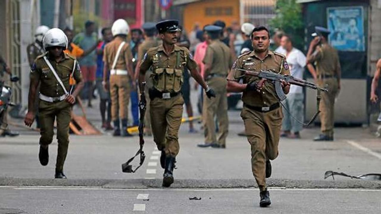 श्रीलंका में राष्ट्रपति चुनाव के दौरान फायरिंग, दो बसों को बनाया गया निशाना श्रीलंका में राष्ट्रपति चुनाव के दौरान फायरिंग, दो बसों को बनाया गया निशाना