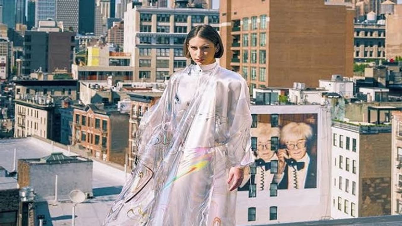 पहनना तो दूर इसे छू भी नहीं सकते, आखिर क्या है 7 लाख रुपए की डिजिटल ड्रेस में? पहनना तो दूर इसे छू भी नहीं सकते, आखिर क्या है 7 लाख रुपए की डिजिटल ड्रेस में?