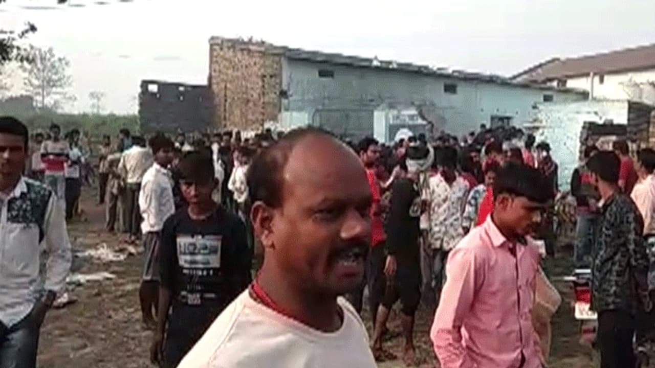 सुबह सड़क पर बिखरे पड़े मिले शवों के कई चीथड़े, एक धमाके से दहल गया पूरा इलाका सुबह सड़क पर बिखरे पड़े मिले शवों के कई चीथड़े, एक धमाके से दहल गया पूरा इलाका