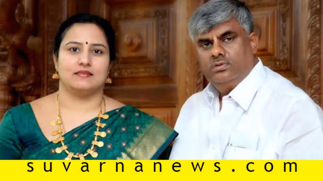 ಅಟ್ಟಣಿಗೆ ಏರಿದ್ದ ಎಚ್.ಡಿ.ರೇವಣ್ಣ ದಂಪತಿ ಅಟ್ಟಣಿಗೆ ಏರಿದ್ದ ಎಚ್.ಡಿ.ರೇವಣ್ಣ ದಂಪತಿ