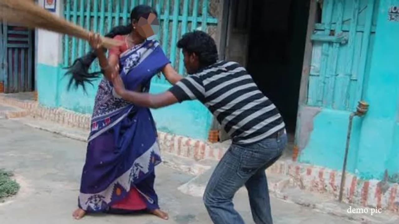 रातभर मच्छरों ने पत्नी जी को सोने नहीं दिया, अगली सुबह पतिदेव पर निकाला बैड नाइट का गुस्सा रातभर मच्छरों ने पत्नी जी को सोने नहीं दिया, अगली सुबह पतिदेव पर निकाला बैड नाइट का गुस्सा