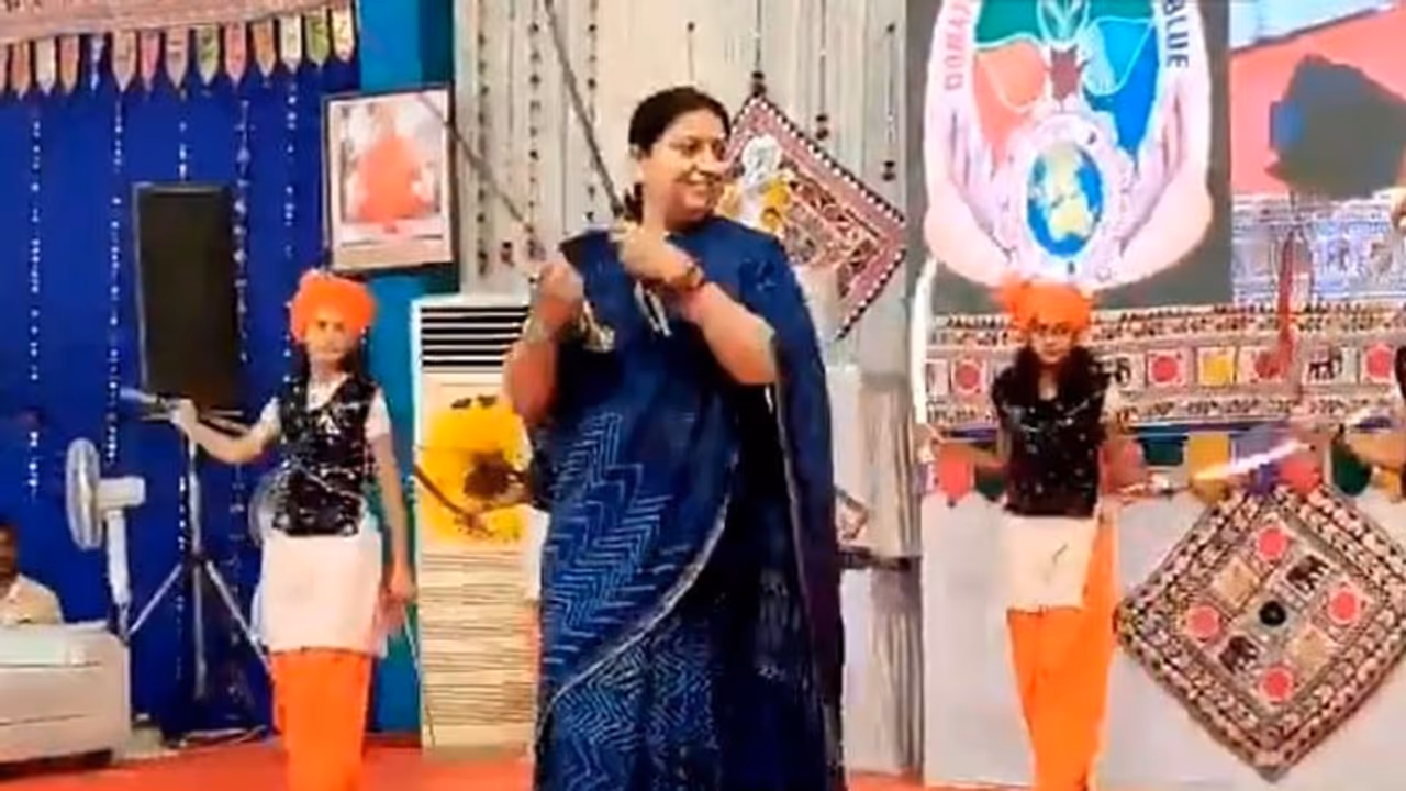 তরোয়াল হাতে মঞ্চে নাচলেন মোদীর মন্ত্রী স্মৃতি ইরানি, ভাইরাল ভিডিও তরোয়াল হাতে মঞ্চে নাচলেন মোদীর মন্ত্রী স্মৃতি ইরানি, ভাইরাল ভিডিও