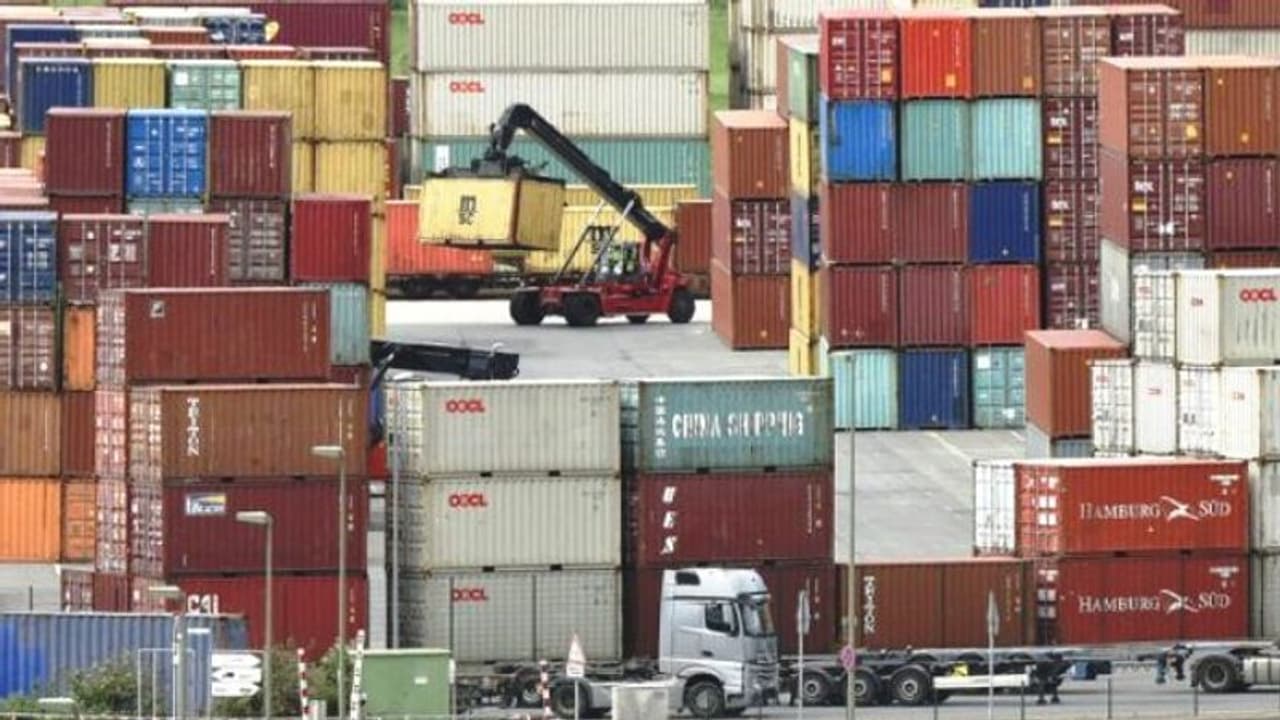 దేశీయ ఎగుమతుల్లో వరుసగా మూడో నెల కూడా క్షీణత దేశీయ ఎగుమతుల్లో వరుసగా మూడో నెల కూడా క్షీణత