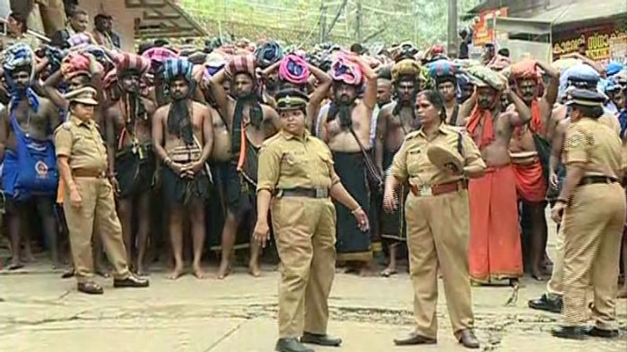 ശബരിമലയിൽ പ്രായ പരിശോധന: പത്ത് യുവതികളെ പൊലീസ് മടക്കി