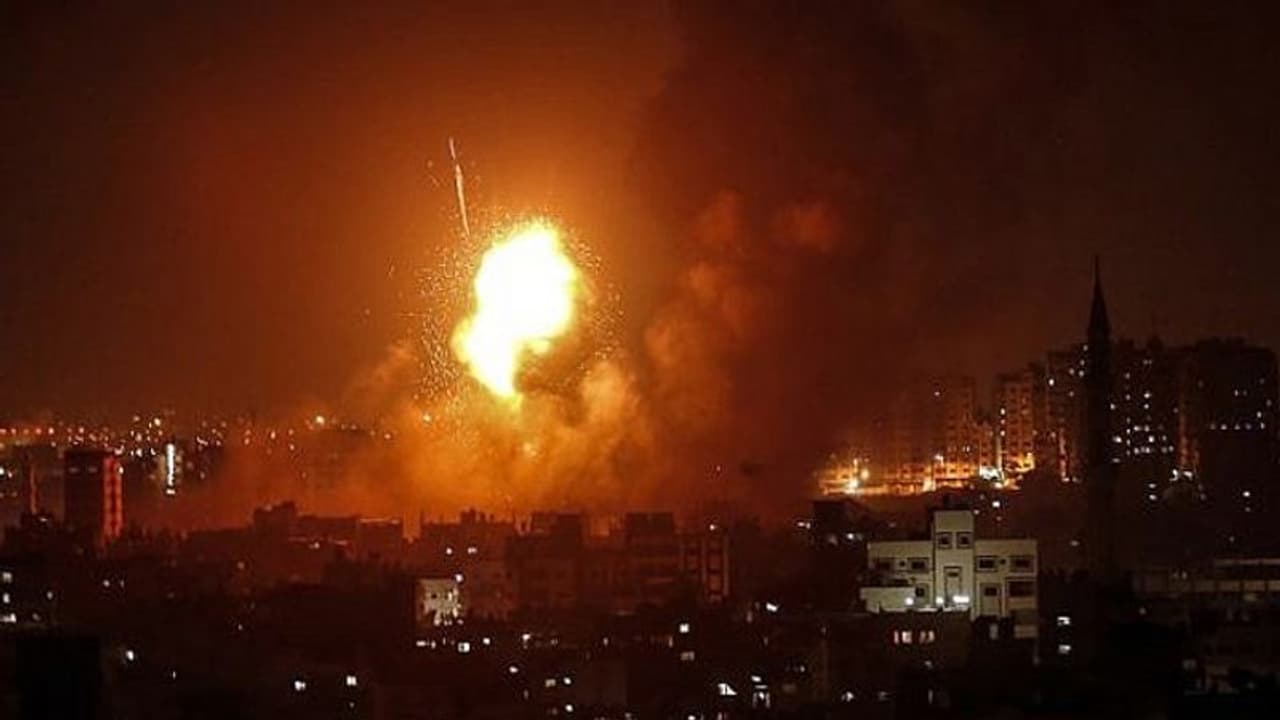 इजराइल ने गाजा पर फिर किया अटैक, कहा हम आंतकी ठिकानों को बना रहे निशाना इजराइल ने गाजा पर फिर किया अटैक, कहा हम आंतकी ठिकानों को बना रहे निशाना