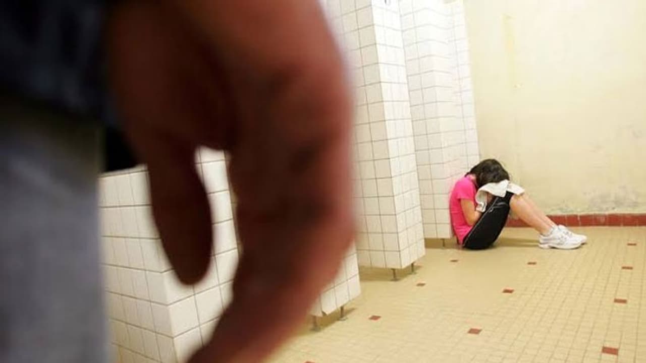 ఎంత దారుణం.. బాలికపై 8మంది అత్యాచారం ఎంత దారుణం.. బాలికపై 8మంది అత్యాచారం