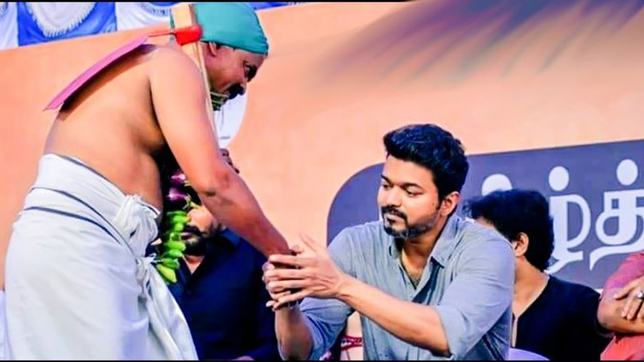 விஜயின் பிகில் வெற்றி... இரண்டு விவசாயிகளின் கடனை தீர்த்த தளபதி ரசிகர்கள்..! விஜயின் பிகில் வெற்றி... இரண்டு விவசாயிகளின் கடனை தீர்த்த தளபதி ரசிகர்கள்..!