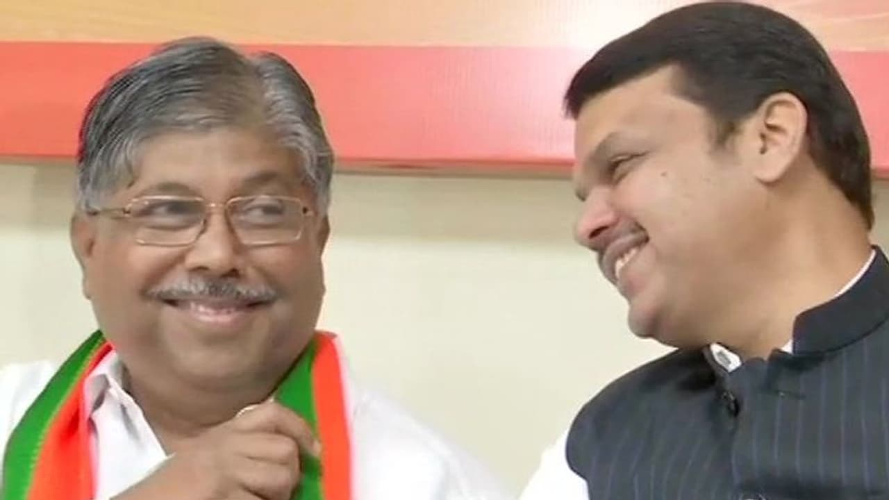 फडणवीस ने 2 दिन में दूसरी बार कहा, सरकार तो भाजपा की ही बनेगी, जानिए क्या है इसके पीछे की वजह फडणवीस ने 2 दिन में दूसरी बार कहा, सरकार तो भाजपा की ही बनेगी, जानिए क्या है इसके पीछे की वजह