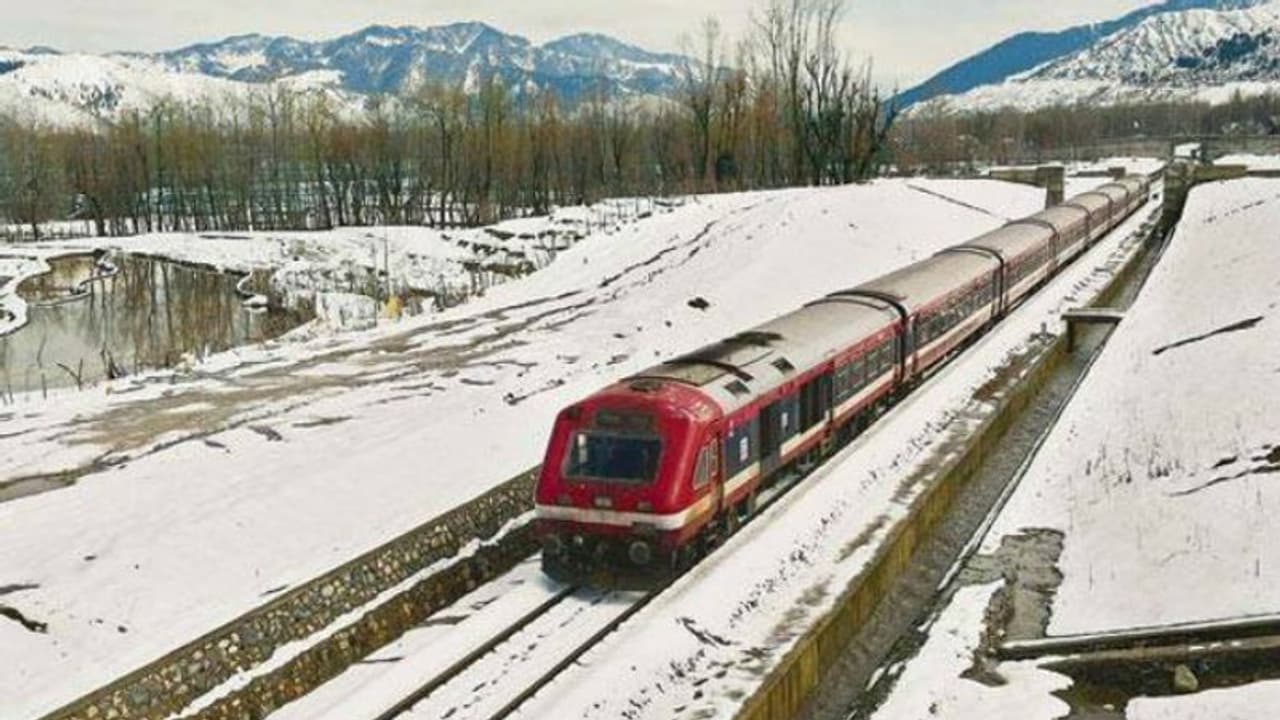 कश्मीर में रेलवे का परीक्षण पूरा, रविवार को सेवाएं हो सकती हैं बहाल; 105 दिन से हैं बंद कश्मीर में रेलवे का परीक्षण पूरा, रविवार को सेवाएं हो सकती हैं बहाल; 105 दिन से हैं बंद