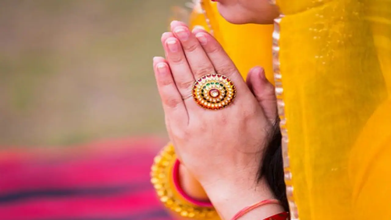 Indian Culture : ಹಿರಿಯರ ಪಾದ ಸ್ಪರ್ಶದಿಂದ ಇದೆ ಈ ಲಾಭ Indian Culture : ಹಿರಿಯರ ಪಾದ ಸ್ಪರ್ಶದಿಂದ ಇದೆ ಈ ಲಾಭ