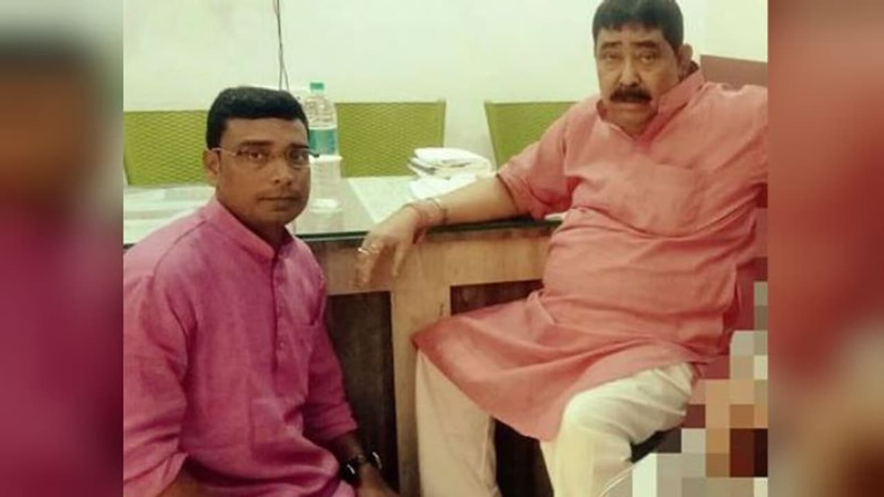 লুকোচুরি শেষ, বাধ্য হয়েই কমিশনের নজরবন্দি অবস্থায় ভোট দিলেন দাপুটে নেতা অনুব্রত