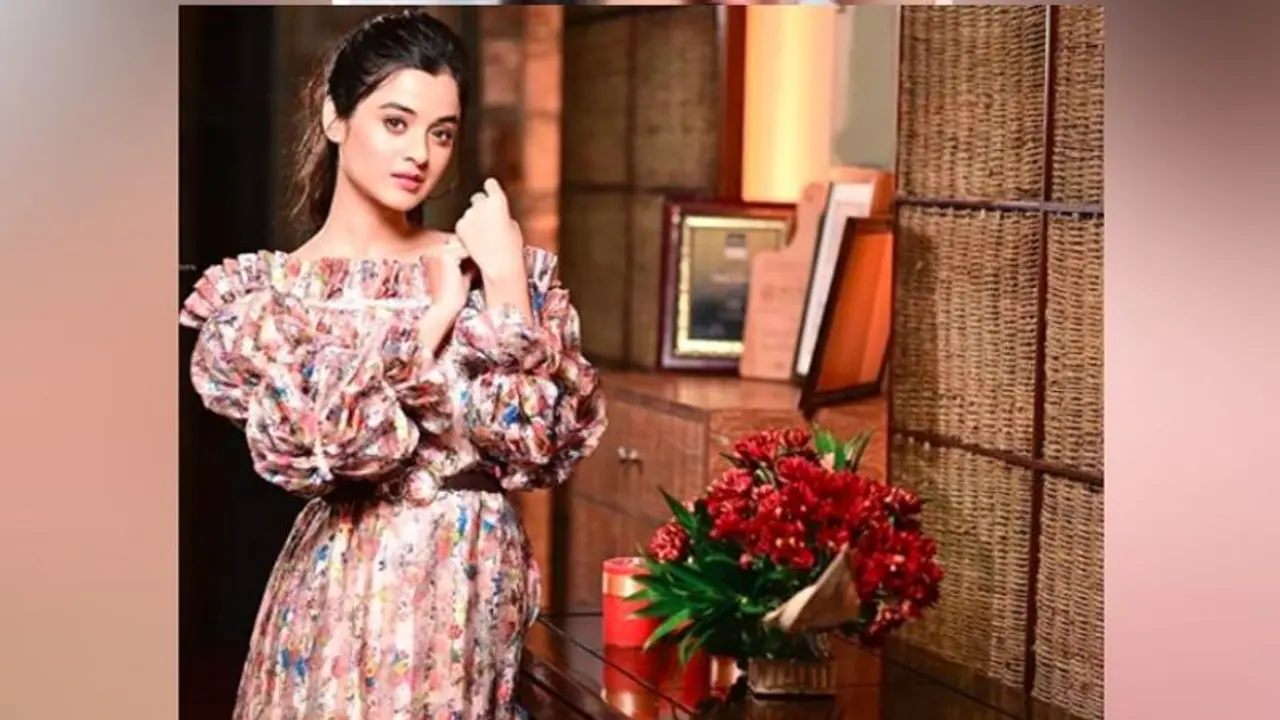 পাশ থেকে স্পষ্ট স্তনযুগল, অন্তর্বাস পরেননি কেন. নেটদুনিয়ায় ট্রোলের মুখে দর্শনা পাশ থেকে স্পষ্ট স্তনযুগল, অন্তর্বাস পরেননি কেন. নেটদুনিয়ায় ট্রোলের মুখে দর্শনা