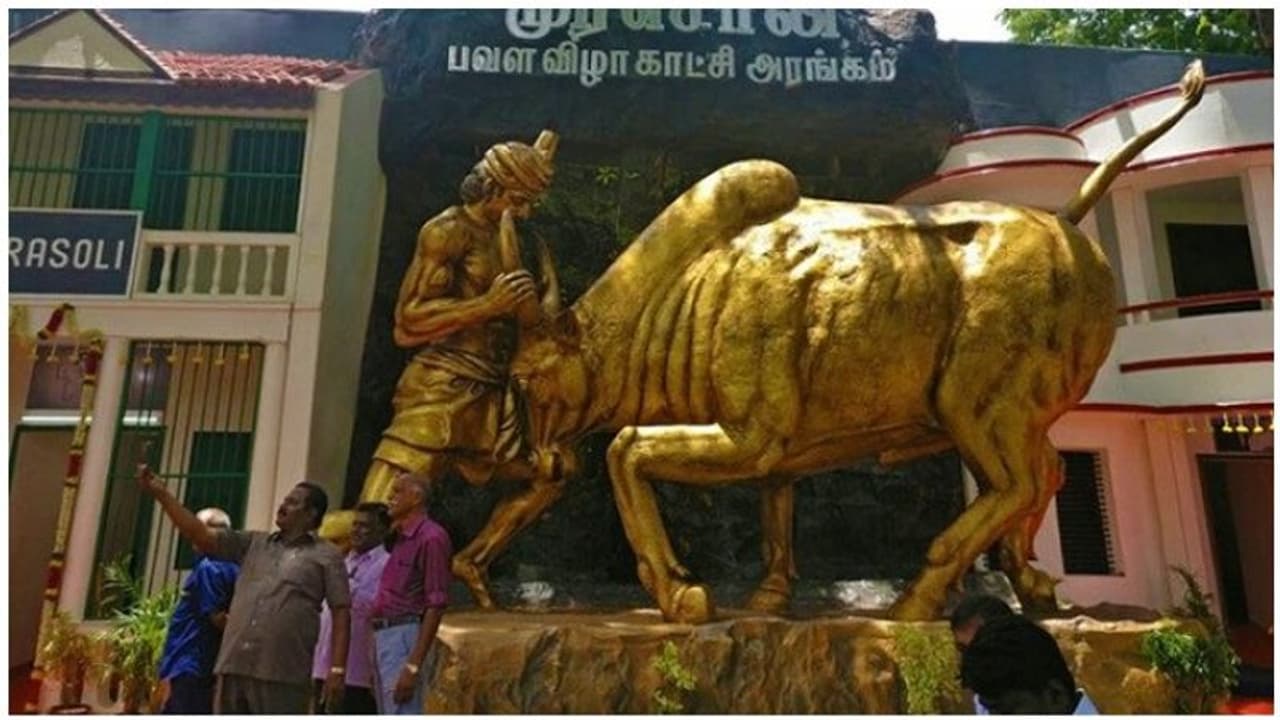 தயாநிதியை உள்ளே விடாத உதயநிதிக்கு வந்த நோட்டீஸ்... மு.க.அழகிரி ஆதராளர்கள் குஷி..! தயாநிதியை உள்ளே விடாத உதயநிதிக்கு வந்த நோட்டீஸ்... மு.க.அழகிரி ஆதராளர்கள் குஷி..!