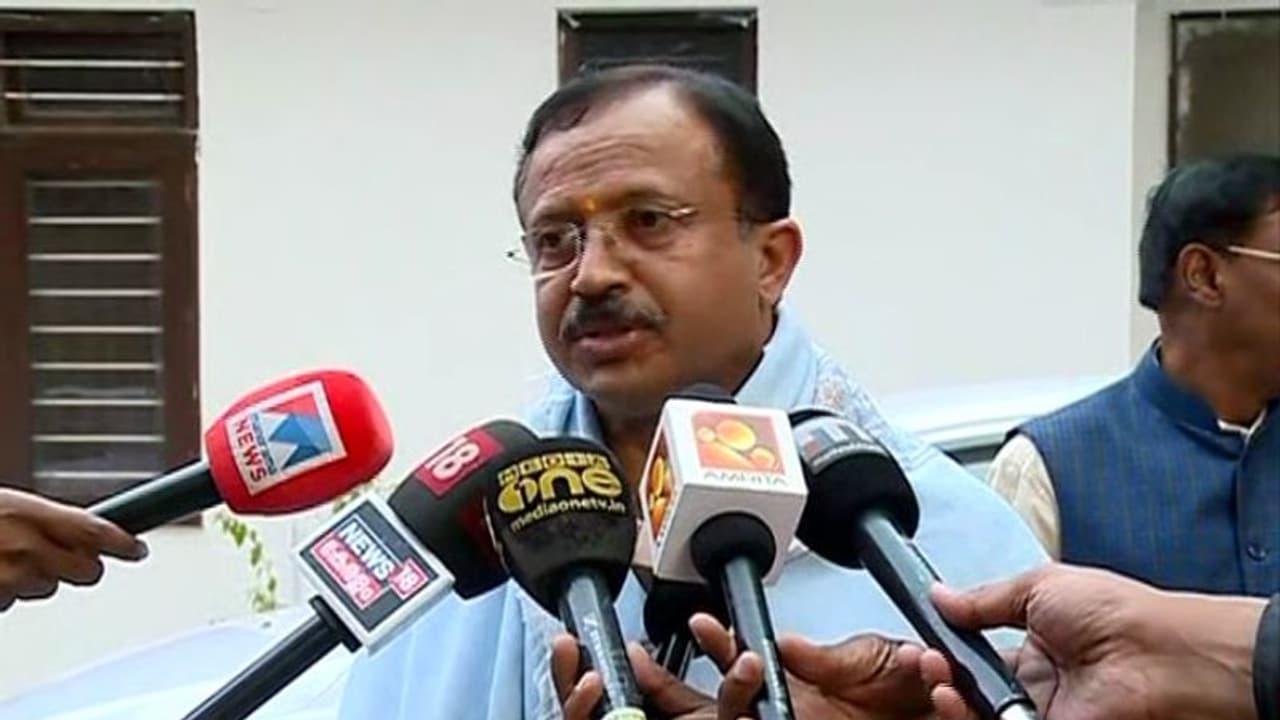 'മുഖ്യമന്ത്രിയുടെ മകളുടെ പണമിടപാട് പുറത്തുവന്നതിന് പിന്നാലെ നിയമസഭ സമ്മേളനം ചുരുക്കി'; ആരോപണവുമായി വി മുരളീധരൻ 'മുഖ്യമന്ത്രിയുടെ മകളുടെ പണമിടപാട് പുറത്തുവന്നതിന് പിന്നാലെ നിയമസഭ സമ്മേളനം ചുരുക്കി'; ആരോപണവുമായി വി മുരളീധരൻ