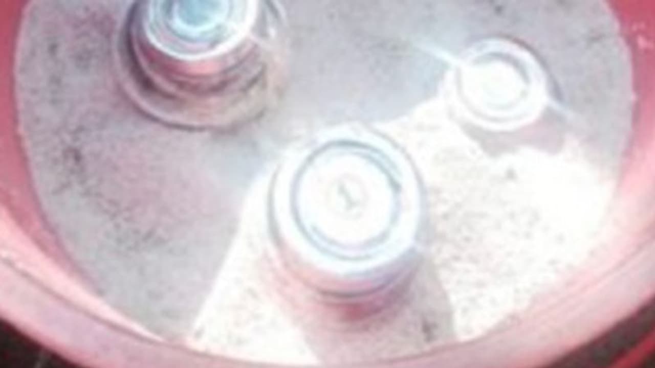 കാട് വെട്ടിതെളിക്കുന്നതിനിടെ നാദാപുരത്ത് വന് ബോംബ് ശേഖരം കണ്ടെത്തി കാട് വെട്ടിതെളിക്കുന്നതിനിടെ നാദാപുരത്ത് വന് ബോംബ് ശേഖരം കണ്ടെത്തി