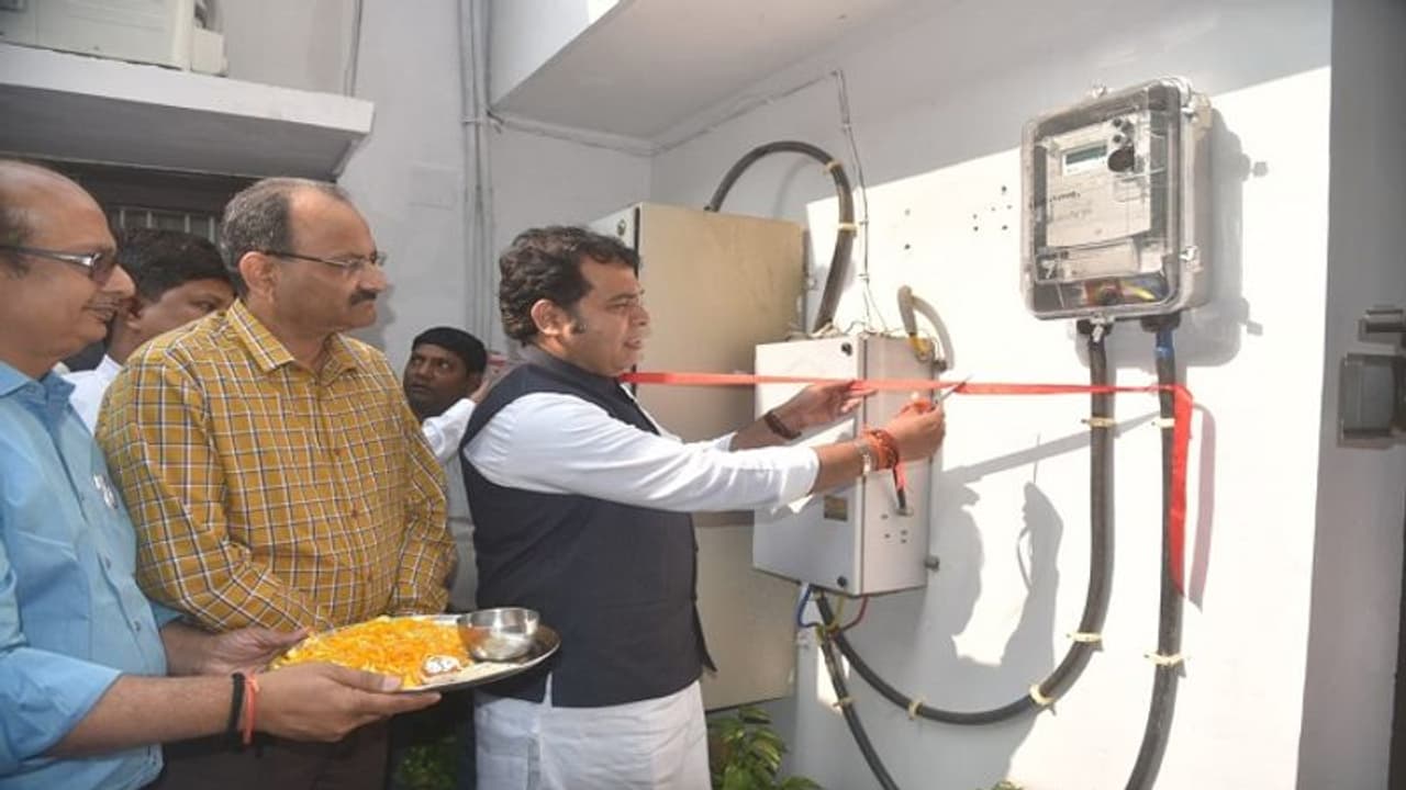 ಸಚಿವರ ಮನೆಯಲ್ಲಿ ಪ್ರಿಪೇಯ್ಡ್ ವಿದ್ಯುತ್ ಮೀಟರ್: ನೋಡಿದವರೆಲ್ಲಾ ಅಂತಿದ್ದಾರೆ ಸೂಪರ್! ಸಚಿವರ ಮನೆಯಲ್ಲಿ ಪ್ರಿಪೇಯ್ಡ್ ವಿದ್ಯುತ್ ಮೀಟರ್: ನೋಡಿದವರೆಲ್ಲಾ ಅಂತಿದ್ದಾರೆ ಸೂಪರ್!