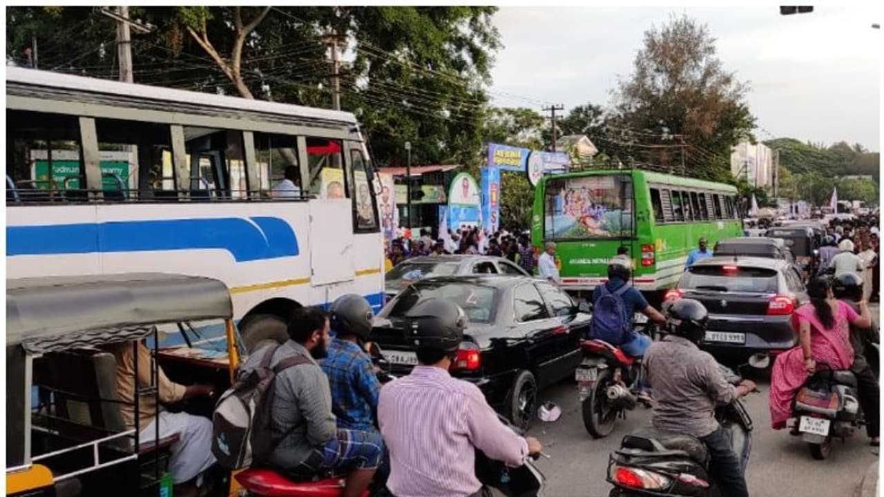 സിഎസ്ഐ സഭയുടെ റാലി പുരോഗമിക്കുന്നു; തിരുവനന്തപുരം നഗരത്തിൽ വൻ ഗതാഗത കുരുക്ക് സിഎസ്ഐ സഭയുടെ റാലി പുരോഗമിക്കുന്നു; തിരുവനന്തപുരം നഗരത്തിൽ വൻ ഗതാഗത കുരുക്ക്