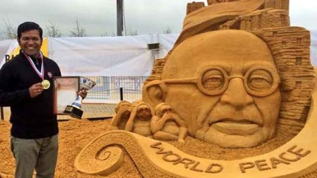 रेत कला के लिए इटली के प्रतिष्ठित पुरस्कार से सम्मानित होने वाले पहले भारतीय बने पटनायक रेत कला के लिए इटली के प्रतिष्ठित पुरस्कार से सम्मानित होने वाले पहले भारतीय बने पटनायक