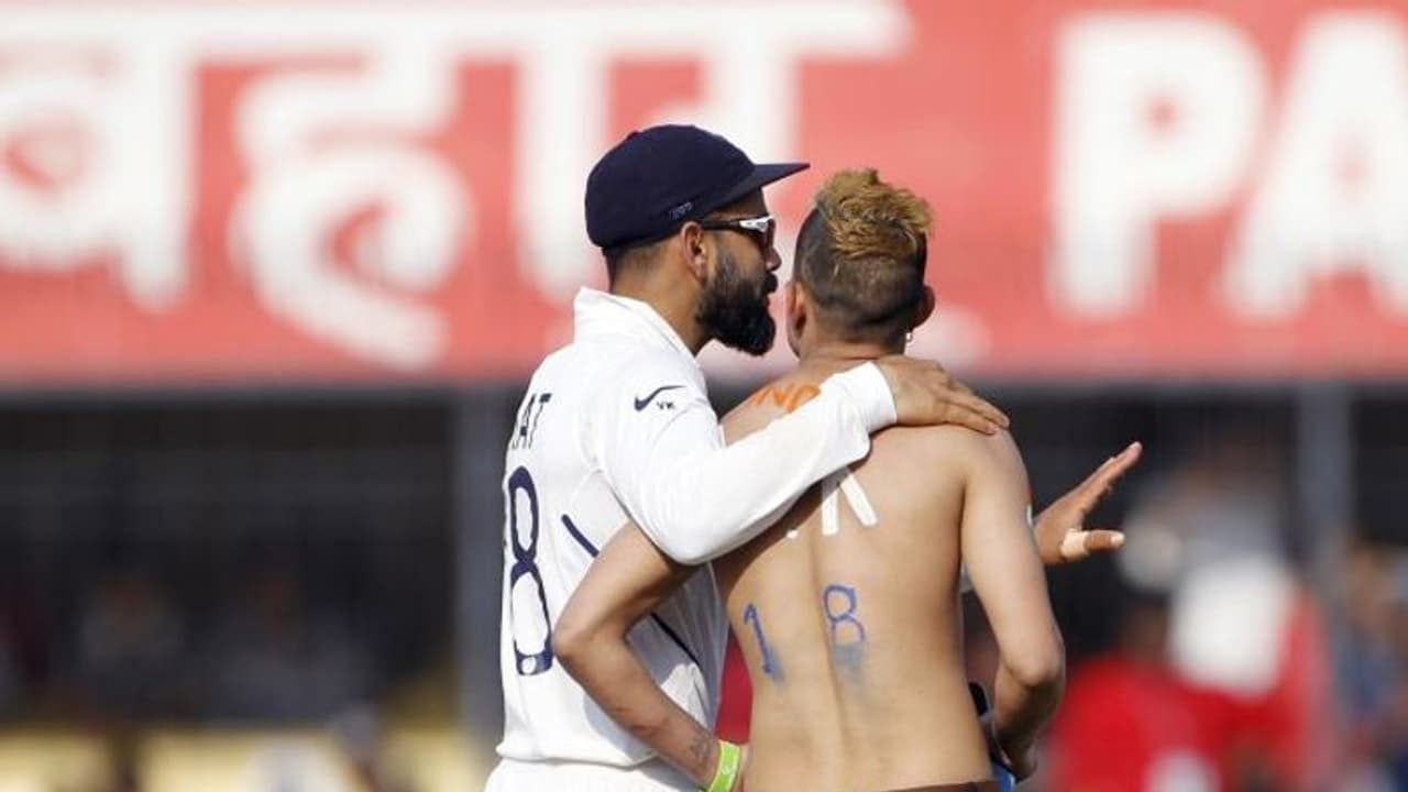 শাস্তির পরোয়া নেই, নিরাপত্তা বলয় টপকে মাঠে ঢুকলেন ‘বিরাট’ ভক্ত শাস্তির পরোয়া নেই, নিরাপত্তা বলয় টপকে মাঠে ঢুকলেন ‘বিরাট’ ভক্ত