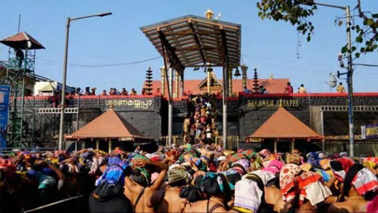 सबरीमला मंदिर में ड्यूटी पर तैनात था पुलिस अधिकारी, अचानक बेहोश होकर गिरा और हो गई मौत सबरीमला मंदिर में ड्यूटी पर तैनात था पुलिस अधिकारी, अचानक बेहोश होकर गिरा और हो गई मौत