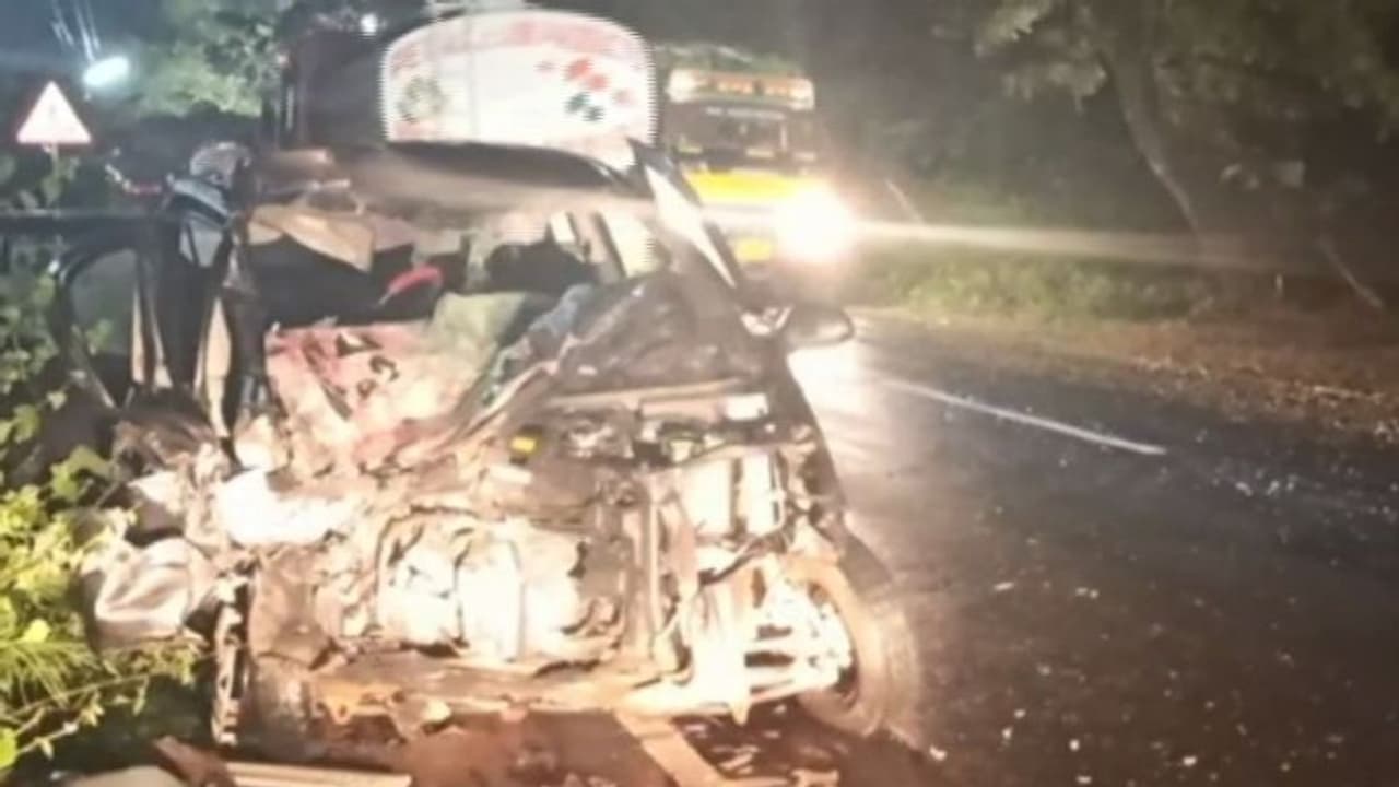 പൊന്നാനിയിൽ കാറും ലോറിയും കൂട്ടിയിടിച്ച് മൂന്ന് പേർ മരിച്ചു പൊന്നാനിയിൽ കാറും ലോറിയും കൂട്ടിയിടിച്ച് മൂന്ന് പേർ മരിച്ചു