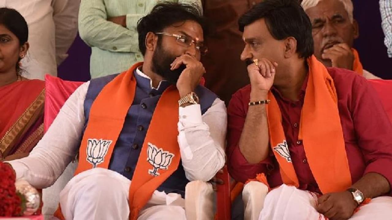 ರೆಡ್ಡಿ, ರಾಮುಲು ವಿರುದ್ಧ ಐಟಿಯಿಂದಲೇ ದೂರು! ರೆಡ್ಡಿ, ರಾಮುಲು ವಿರುದ್ಧ ಐಟಿಯಿಂದಲೇ ದೂರು!