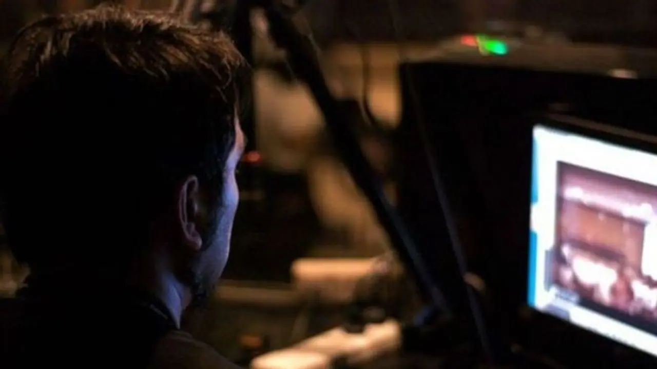 வாட்ஸ்அப் குரூப்பில் ஆபாச வீடியோ பகிர்வு... கான்ட்ராக்டரை அலேக்கா தூக்கிய போலீஸ்..!