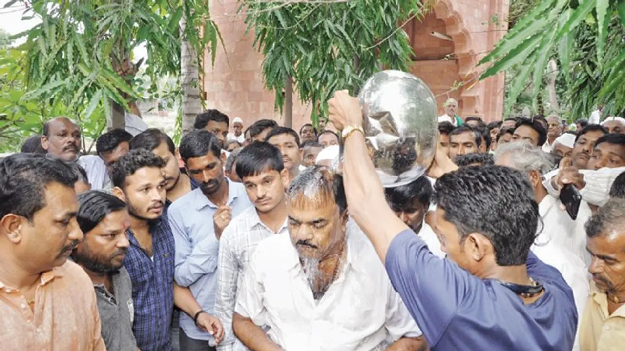 ಮೈಮೇಲೆ ನೀರು ಸುರಿದುಕೊಂಡು ಗಳಗಳನೆ ಅತ್ತ ಪೂಜಾರಿ ಮೈಮೇಲೆ ನೀರು ಸುರಿದುಕೊಂಡು ಗಳಗಳನೆ ಅತ್ತ ಪೂಜಾರಿ