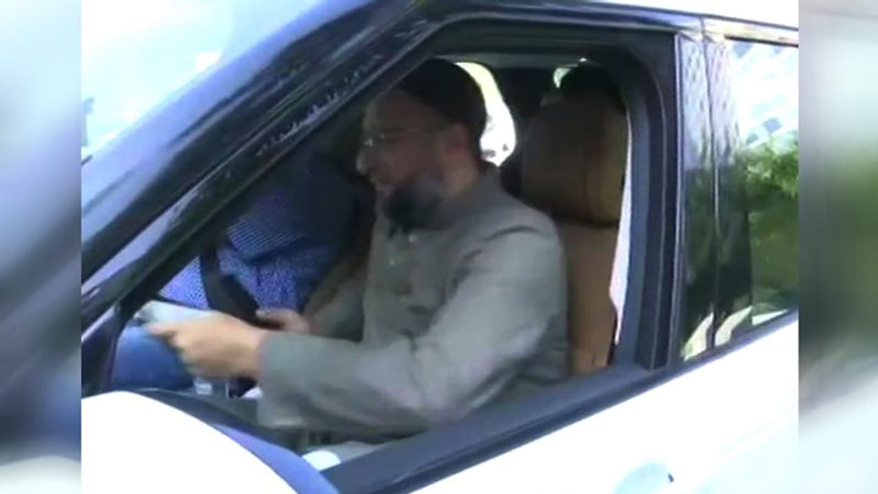 अयोध्या फैसले पर रिव्यू पिटीशन दाखिल करने के फैसले पर मुस्लिम पक्षकारों की अहम बैठक, ओवैसी भी पहुंचे लखनऊ अयोध्या फैसले पर रिव्यू पिटीशन दाखिल करने के फैसले पर मुस्लिम पक्षकारों की अहम बैठक, ओवैसी भी पहुंचे लखनऊ